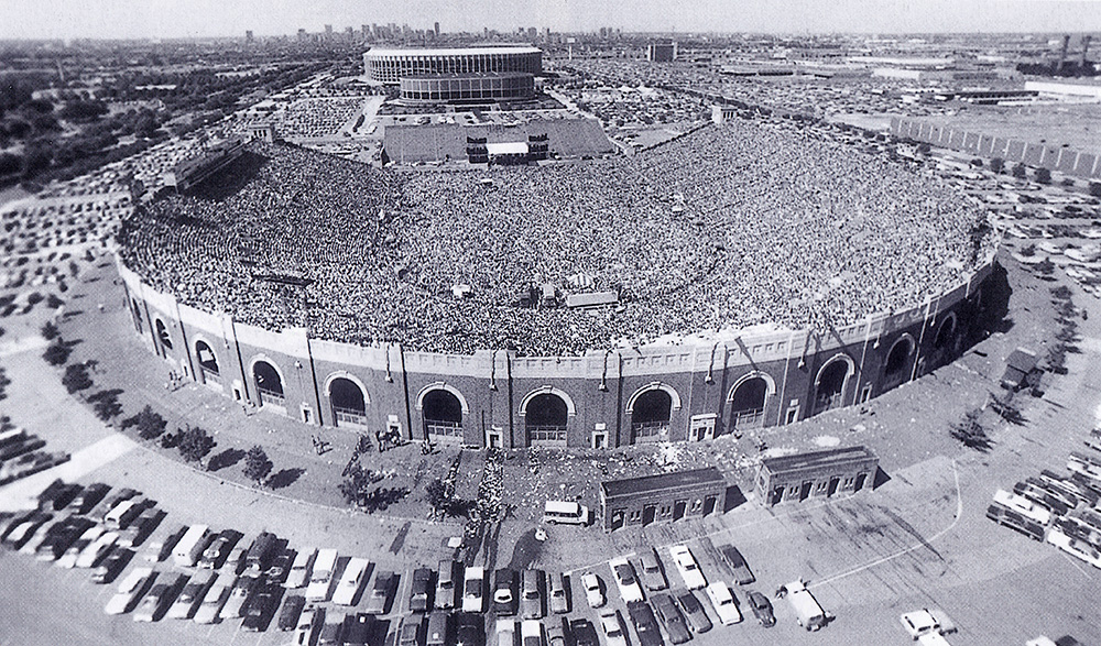Yes play JFK Stadium, Philadelphia, USA on 12 June 1976